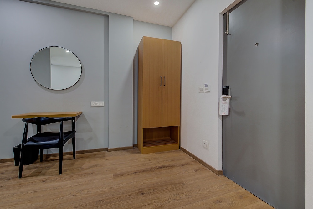 OYO Townhouse 71 Khar West Station