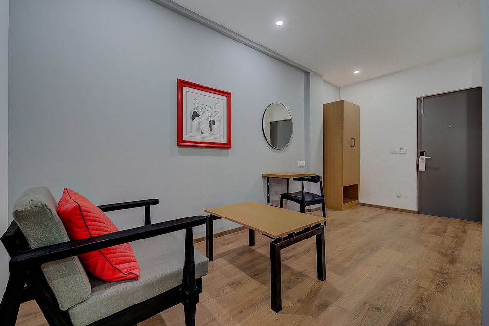 OYO Townhouse 71 Khar West Station