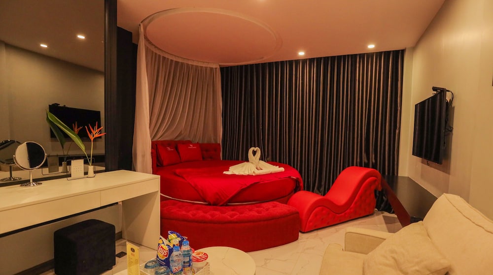 Golden Hotel 2