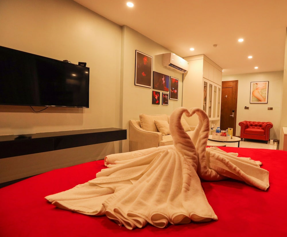 Golden Hotel 2