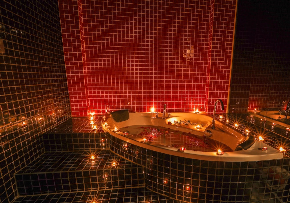 Golden Hotel 2