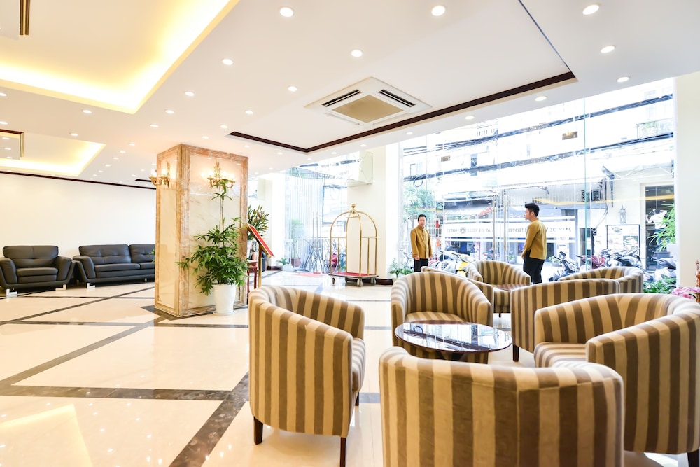 May De Ville Lakeside Hotel