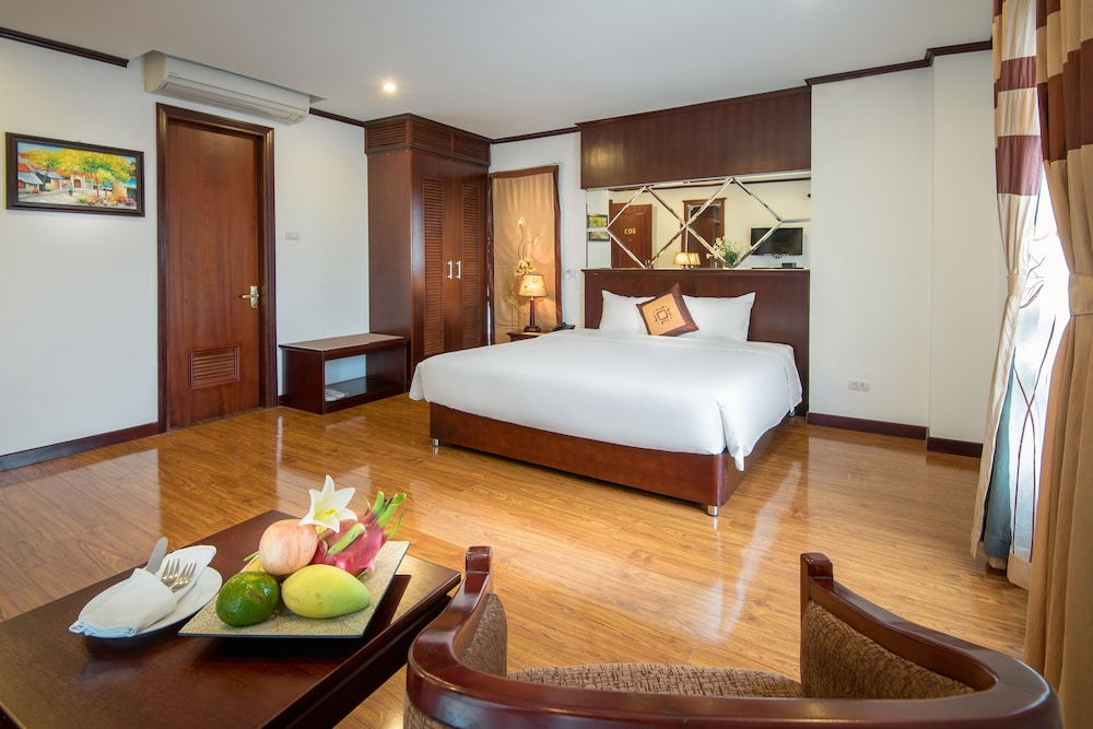 May De Ville Lakeside Hotel