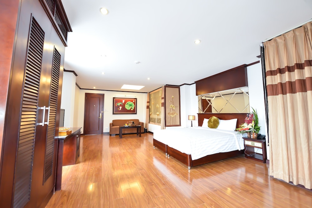 May De Ville Lakeside Hotel