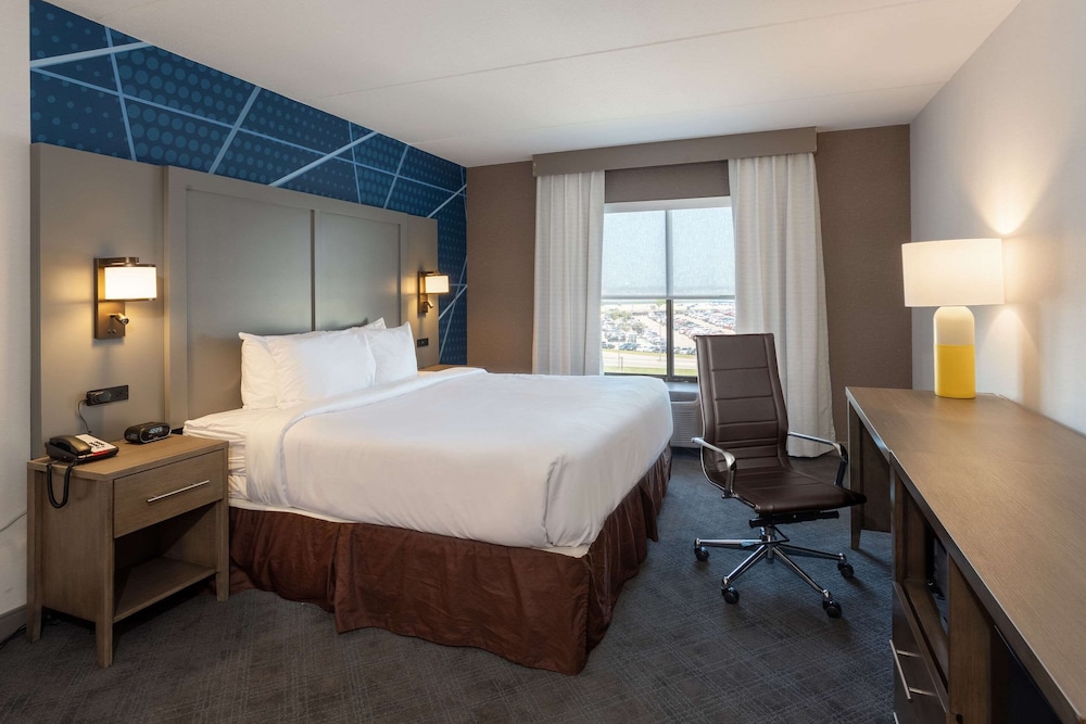 Comfort Inn & Suites Buffalo Airport