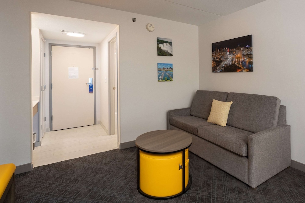Comfort Inn & Suites Buffalo Airport