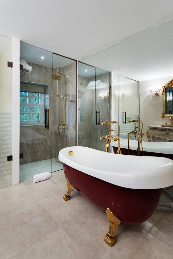 Elegance East Hotel - Boutique Class