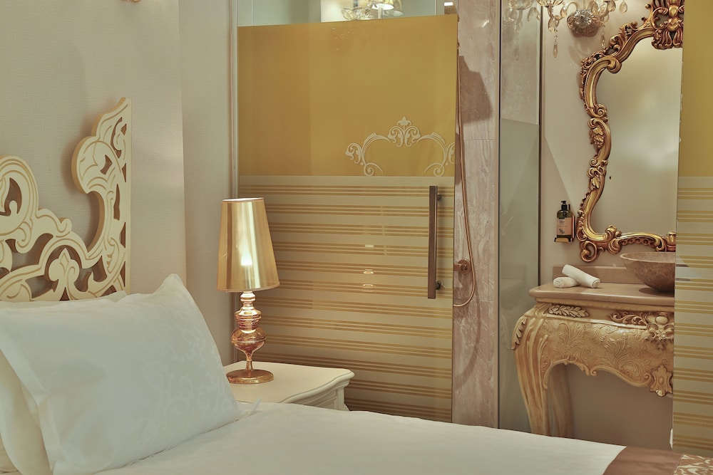 Elegance East Hotel - Boutique Class