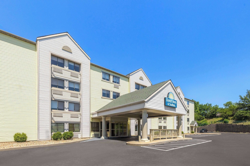 Days Inn & Suites by Wyndham Kansas City South