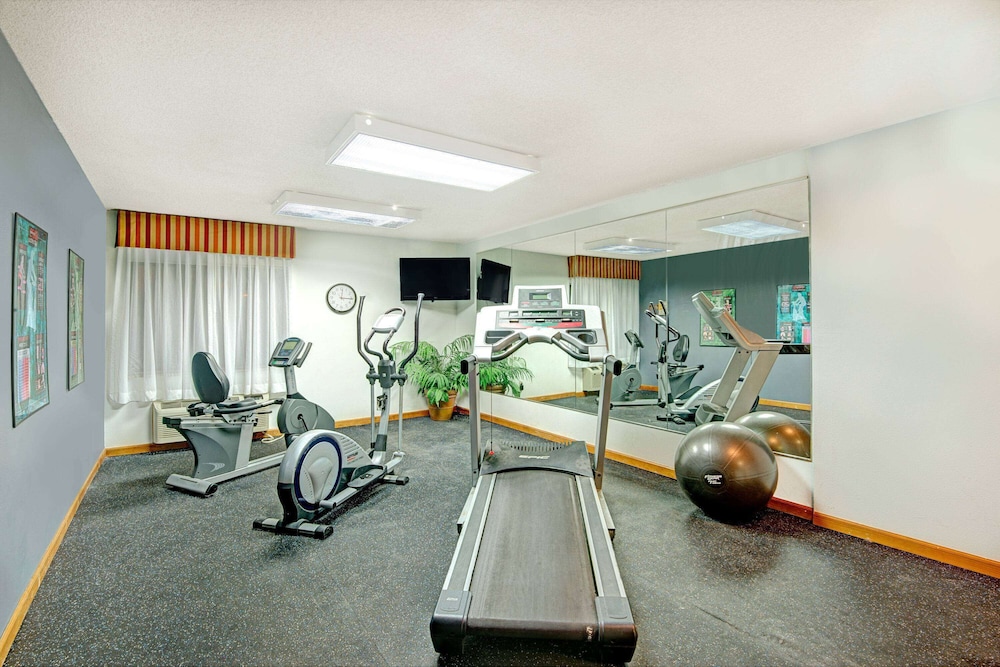 Days Inn & Suites by Wyndham Kansas City South