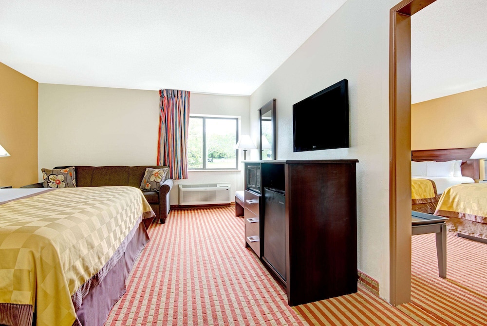 Days Inn & Suites by Wyndham Kansas City South