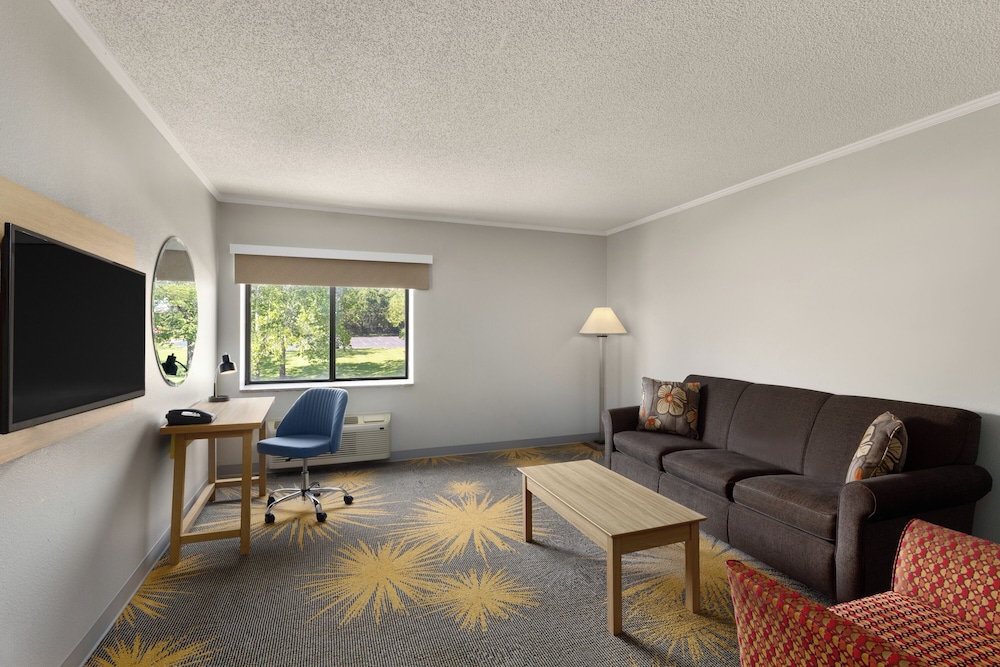 Days Inn & Suites by Wyndham Kansas City South
