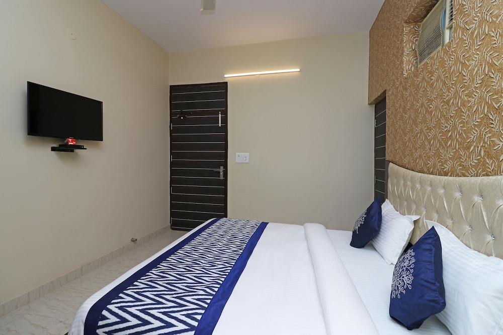 Oyo 10223 Hotel Clouds 21