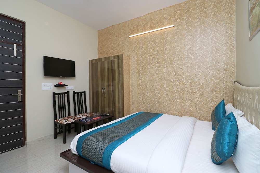Oyo 10223 Hotel Clouds 21