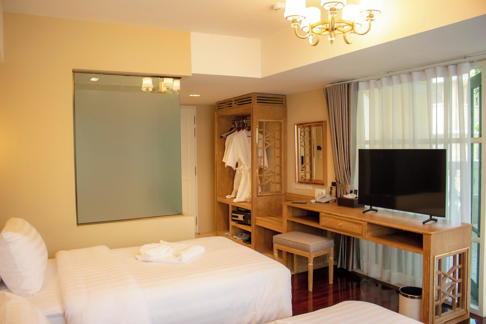 siri grand bangkok hotel