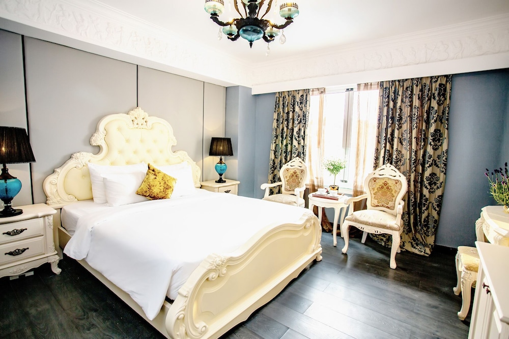 California Saigon Hotel & Rooftop Pool