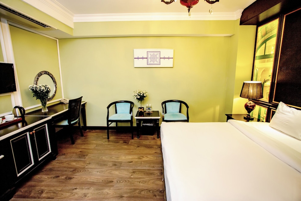 California Saigon Hotel & Rooftop Pool