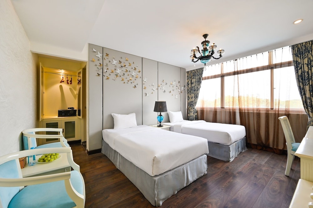 California Saigon Hotel & Rooftop Pool