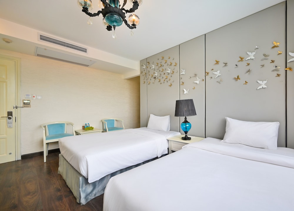 California Saigon Hotel & Rooftop Pool