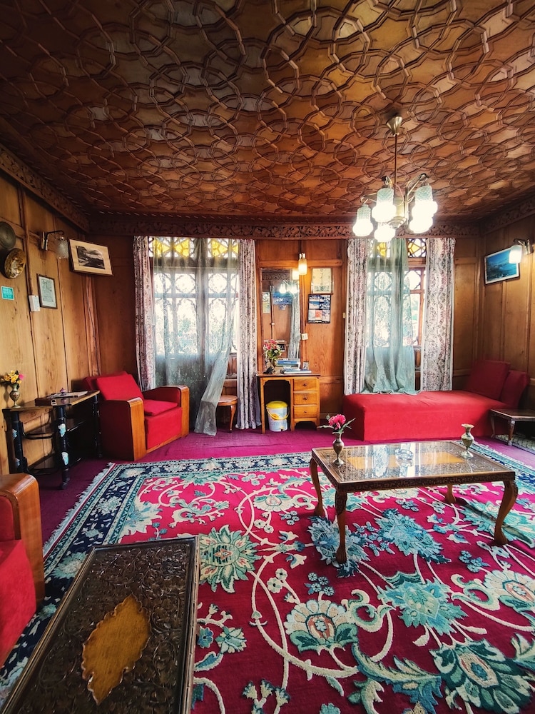 Shiraz Deluxe Houseboat