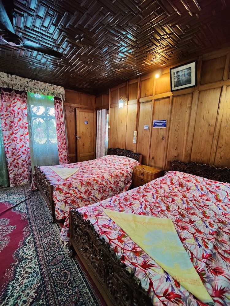 Shiraz Deluxe Houseboat