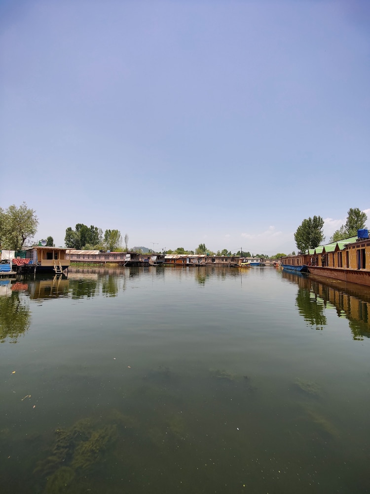 Shiraz Deluxe Houseboat