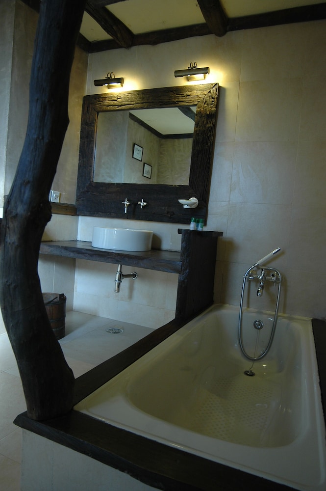 Kings Lodge Bandhavgarh by Pugdundee Safaris