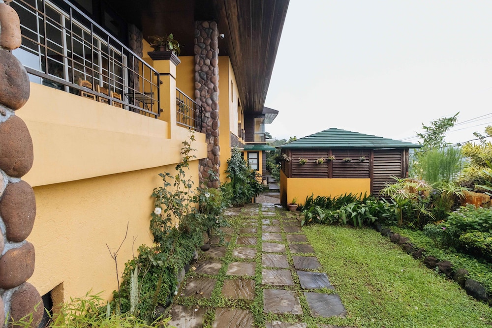 RedDoorz Plus @ The Ridge Tagaytay