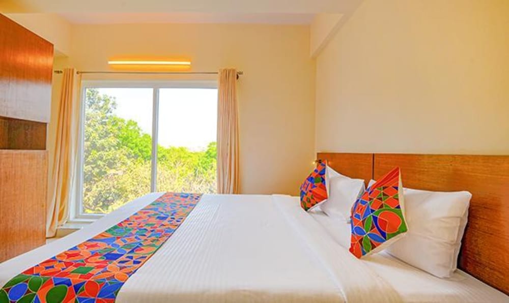 FabHotel GR Lake View