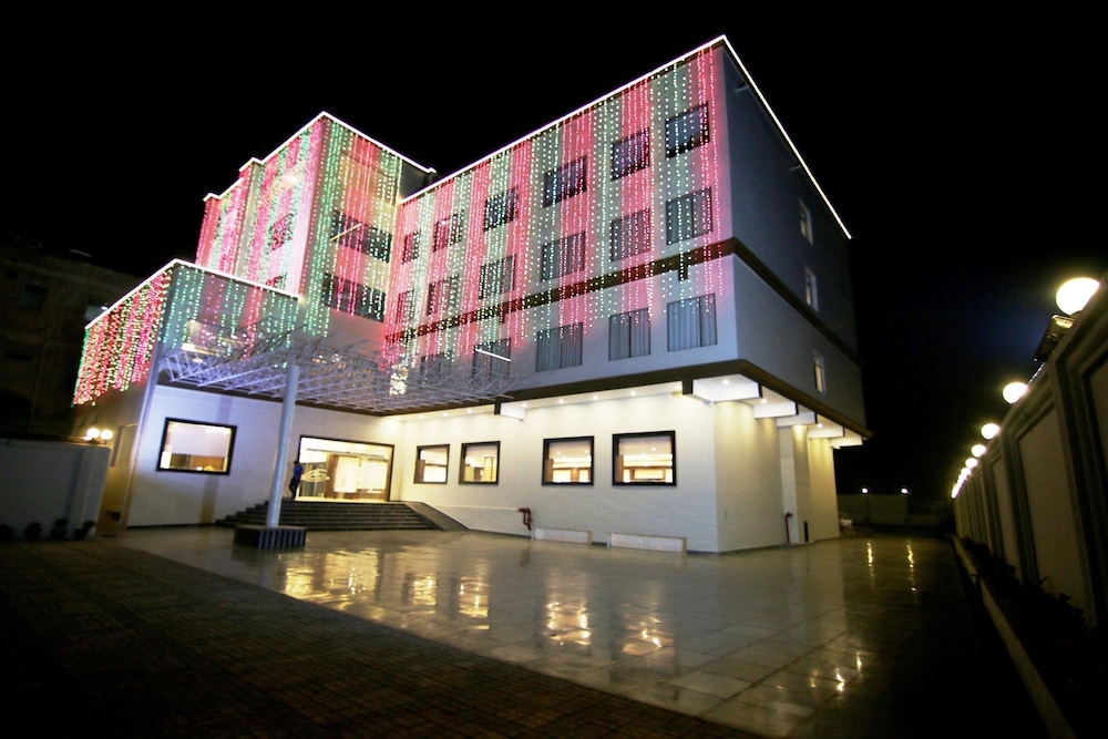 Hotel Trinetar Gardens & Banquets